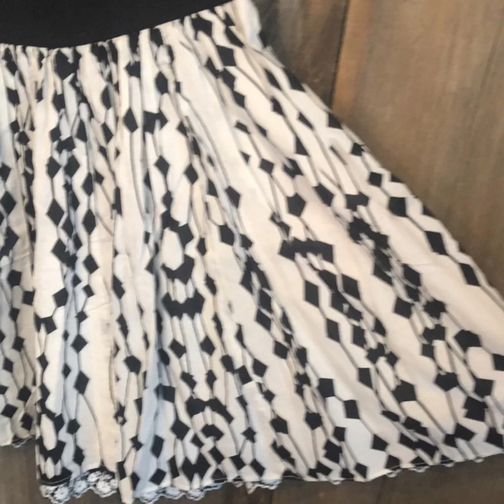 Forever 21 Pleated Skirt in Black & White Size Medium